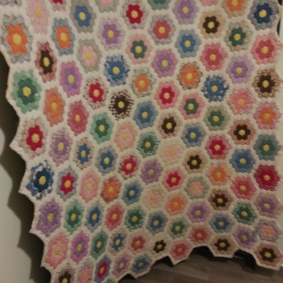 A Beautiful Floral Patched Homemade Quilt - Picture 2 of 4